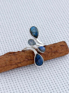 ANEL EM PRATA 925 COM LABRADORITA (94/09A920219) - Padma Joias Em Prata 925