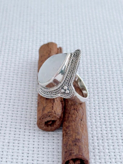 ANEL EM PRATA 925 COM PEDRA DA LUA (53/17A1260279) - Padma Joias Em Prata 925