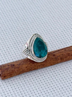 ANEL EM PRATA 925 COM ESMERALDA (35/07A1030229) - Padma Joias Em Prata 925