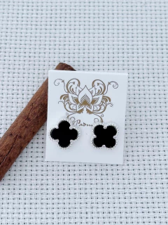 BRINCO TREVO EM PRATA 925 COM ÔNIX (53/16B580129) na internet