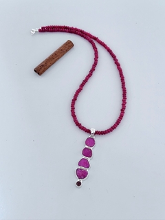 Colar em Rubi Com Detalhes Em Prata 925 e Pingente de Rubi (50/25C3120739)
