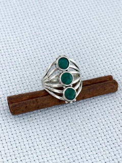 ANEL EM PRATA 925 COM ESMERALDA (53/07A1080239) na internet