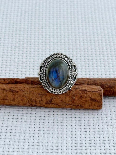 ANEL EM PRATA 925 COM LABRADORITA (35/09A820189) - Padma Joias Em Prata 925