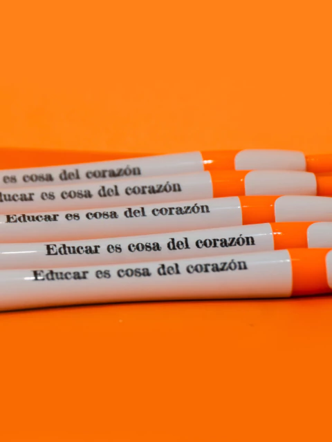 Boligrafo "Educar es cosa del corazón"