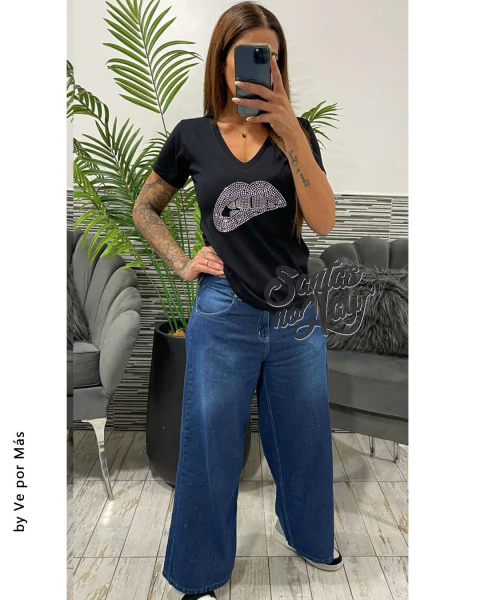 Remera en algodón peinado premium, aplique boca stras +colores xtalle