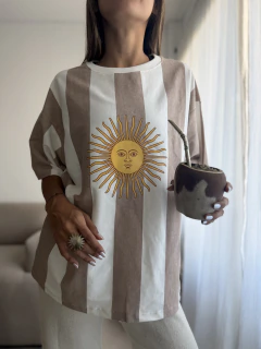 Remera Sol de mayo beige en internet