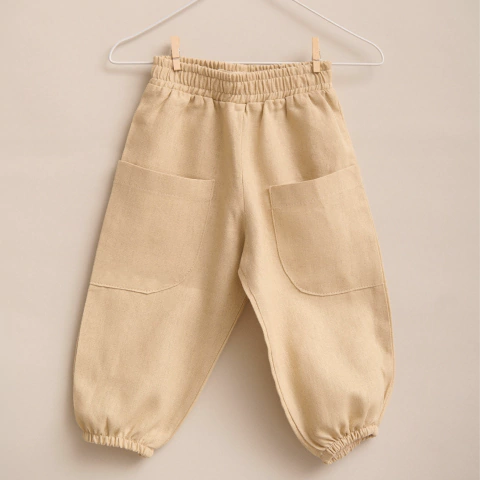 Pantalón con bolsillos almendra