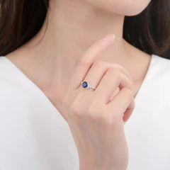 ANILLO DE PLATA 925 CON CUBIC Y PIEDRA CENTRAL - Siglo XXI