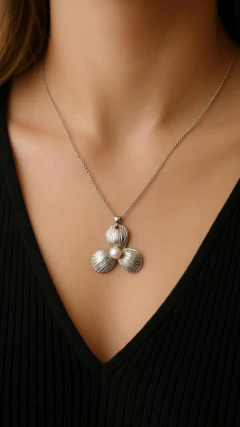 GARGANTILLA CON FLOR EN PLATA Y PERLA en internet