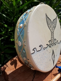 Tambor Oceânico decorado com pintura na internet