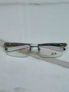 ARMAÇÃO DE GRAU OAKLEY RETANGULAR MEIO ARO BRUSHED OX5040-153 PRATA E BRANCO