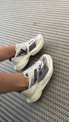 TENIS ADIDAS ADZERO BRANCO - Belle Vie