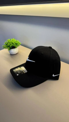 BONÉ NIKE CLÁSSICO PRETO E BRANCO - comprar online