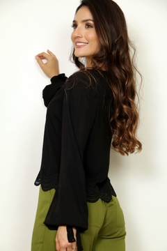 29335-BLUSA BOX PRETA NO RAYON SPAN COM RENDA NA BARRA - comprar online