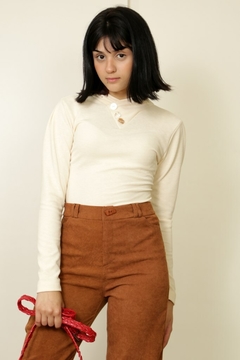 29521-BLUSA MALHA OFF WHITE COM DETALHE NA GOLA - loja online