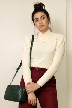29521-BLUSA MALHA OFF WHITE COM DETALHE NA GOLA