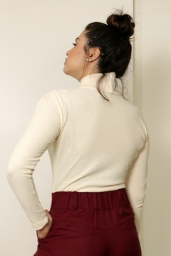 29521-BLUSA MALHA OFF WHITE COM DETALHE NA GOLA - comprar online