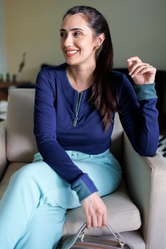 30100-BLUSA NA MALHA TRICOT AZUL MARINHO DETALHE EM VERDE na internet