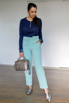 30100-BLUSA NA MALHA TRICOT AZUL MARINHO DETALHE EM VERDE
