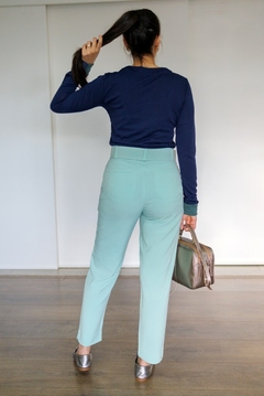 30100-BLUSA NA MALHA TRICOT AZUL MARINHO DETALHE EM VERDE - Loja Clara Assis