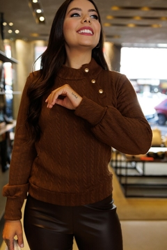 30155- BLUSA TRICOT TRABALHADO MARROM COM BOTÕES DOURADOS - comprar online