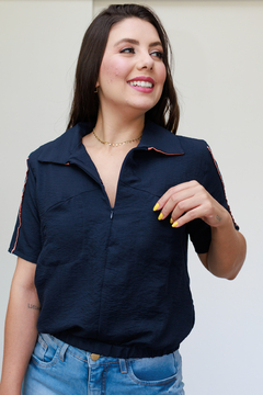 30235-BLUSA CONFORT FLOW AZUL MARINHO COM DETALHE SALMÃO - comprar online