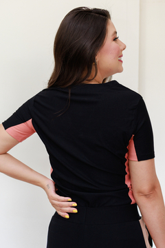 30833-BLUSA CREPE POWER COM DETALHE EM SENSORIALE na internet