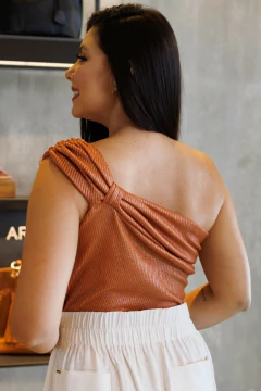 30405-BLUSA MALHA CANELADA RAPOSA UM OMBRO SÓ na internet