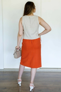 30462-CONJUNTO SAIA E BLUSA RISCA DE GIZ ORANGE E LINHO NATURAL - comprar online
