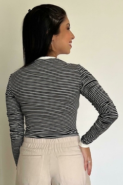 30818-BLUSA MALHA LISTRADA EM PRETO E OFF WHITE na internet