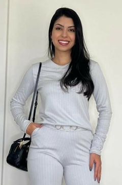 30962- CONJUNTO CALÇA E BLUSA RISCA DE GIZ CINZA - Loja Clara Assis