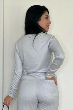 30962- CONJUNTO CALÇA E BLUSA RISCA DE GIZ CINZA - loja online