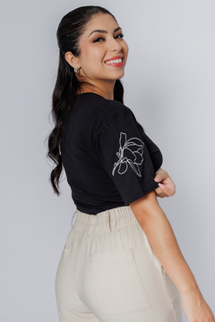 31429-T-SHIRT MALHA PRETA BORDADA À MÃO