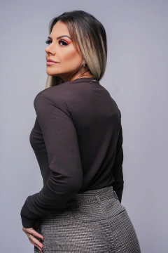 BLUSA FEMININA EM MALHA HENLEY MARROM - CLARA ASSIS - comprar online