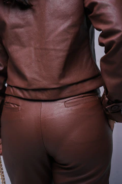 CALÇA FEMININA MARROM EM COURO ECOLOGICO - CLARA ASSIS - Loja Clara Assis
