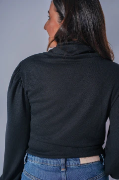 BLUSA FEMININA PRETA GOLA ALTA MALHA TRICOT COM CORDÃO - CLARA ASSIS na internet