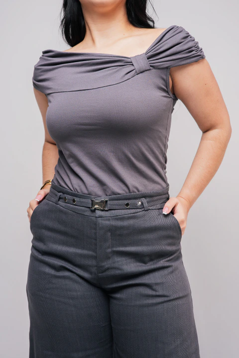 BLUSA CREPE OFF-SHOULDER MANGA CURTA COM DRAPEADO - CLARA ASSIS