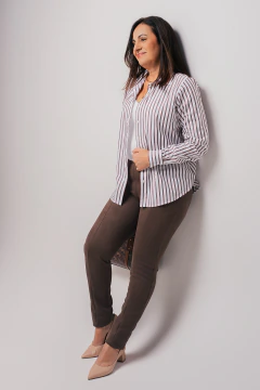 CAMISA FEMININA LISTRADA MARROM E BRANCO | COTTON BAMBU - CLARA ASSIS na internet