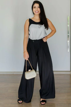 calça pantalona preta com botão