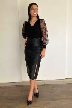 Imagem do 30898-BLUSA CREPE POWER PRETO COM RENDA NA MANGA