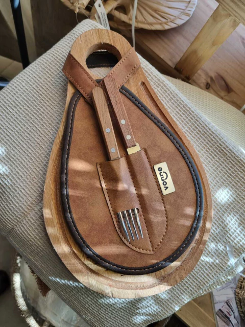 Tablita con estuche de cuero y Tramontina