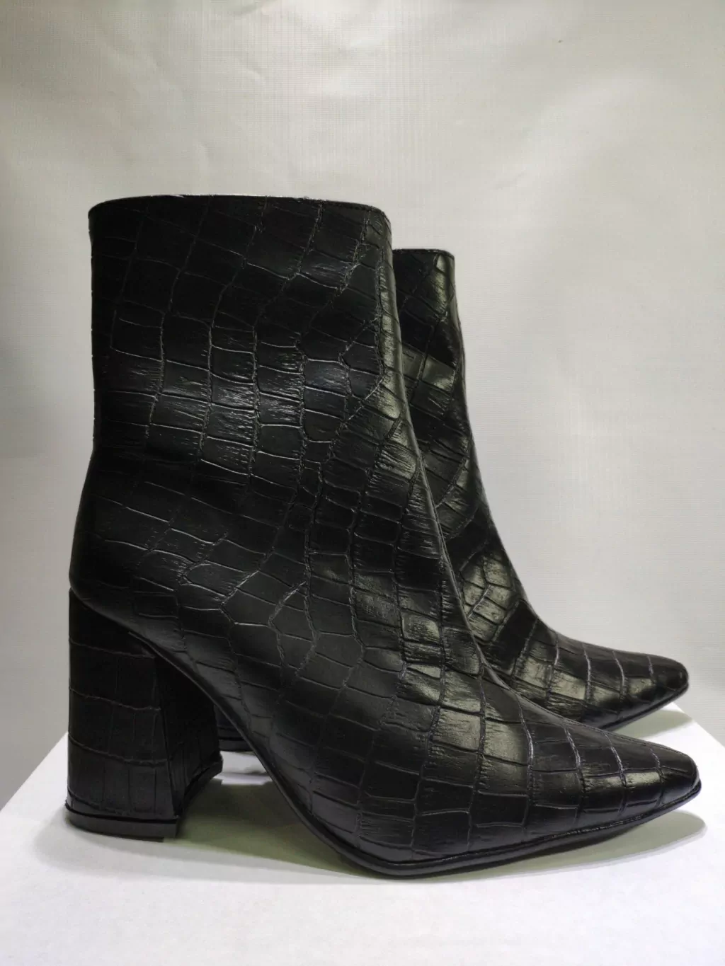 Bota Corta Taco Cuadrado / Negro Croco