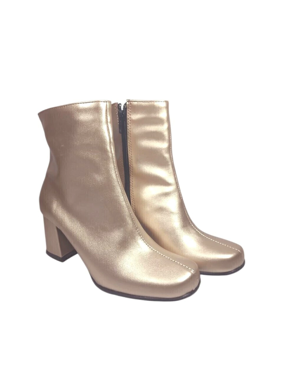 Bota Corta Con Taco Cuadrado, Punta Redonda y Cierre / Platino