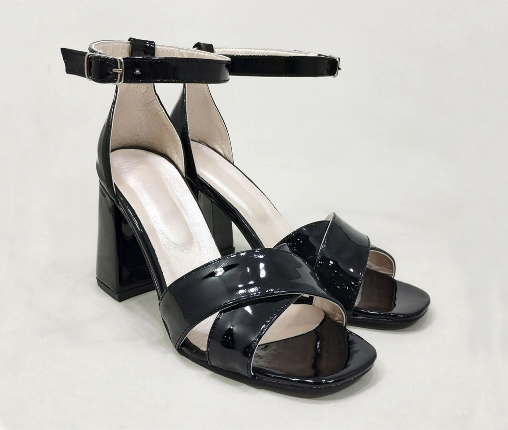 Sandalias con Talonera y Faja Cruzada / Negro Charol