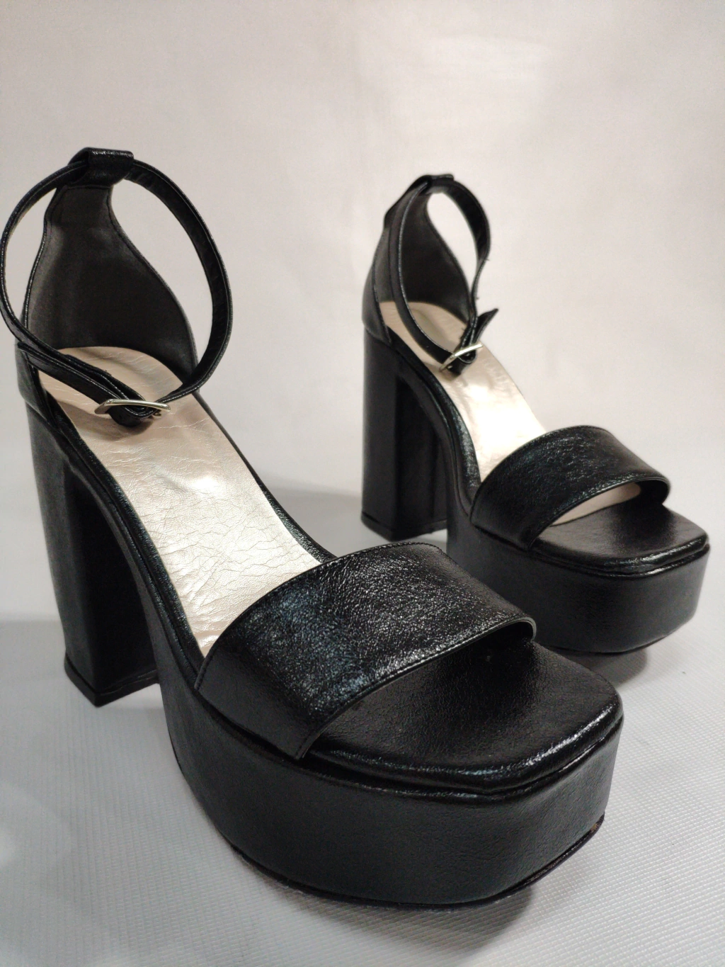 Sandalias con Plataforma / Negro Brillo