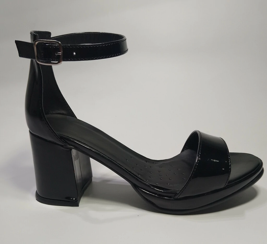 Sandalia con pulsera y taco cuadrado/ Negro Charol