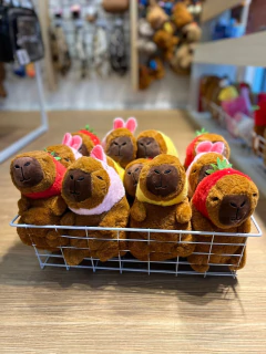 Capibara con vincha de conejo en internet