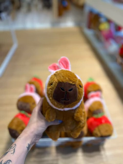 Capibara con vincha de conejo - comprar online