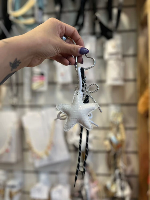 Llavero estrella blanca