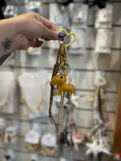 Llavero caballo mostaza - comprar online